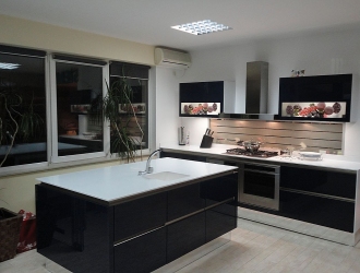 Blat cu antistrop si insula bucatarie din material compozit Kerrock