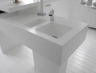 Insula de bucatarie cu picior si chiuveta monobloc din material compozit Kerrock