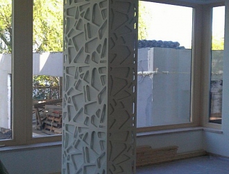 Stalp interior showroom din material compozit