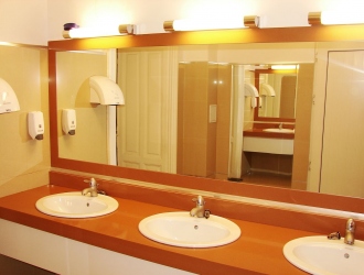 Blat cu lavoare si placare oglinda din material compozit pentru grup sanitar comercial