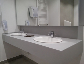 Blat cu lavoare si cos din material compozit pentru grup sanitar comercial