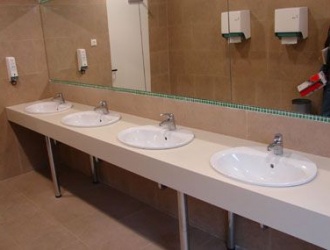 Blat cu lavoare aplicate din material compozit pentru grup sanitar comercial