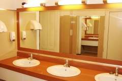 Blat cu lavoare si placare oglinda din material compozit pentru grup sanitar comercial