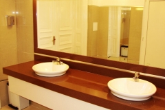 Blat cu lavoare si placare oglinda din material compozit pentru grup sanitar comercial