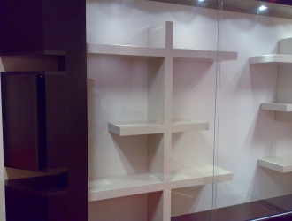 Expozitor din material compozit pentru zona publica