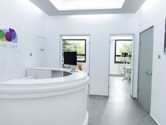 Mobilier receptie termoformata din material compozit