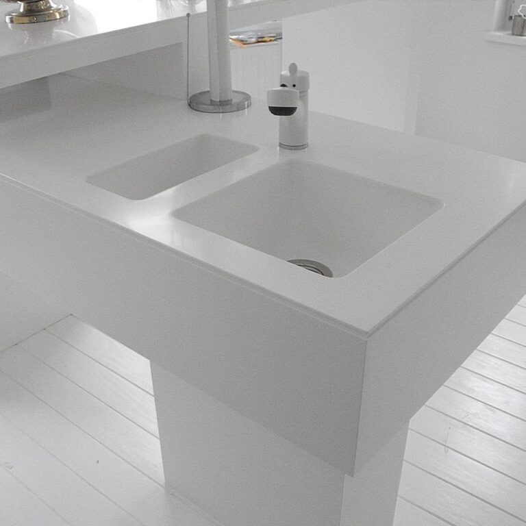 Insula-de-bucatarie-cu-picior-si-chiuveta-monobloc-din-material-compozit-Kerrock